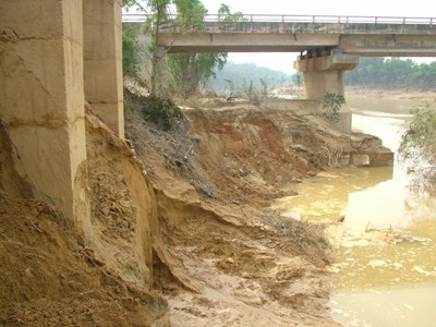 Hà bá “nuốt” làng sau lũ  - 7